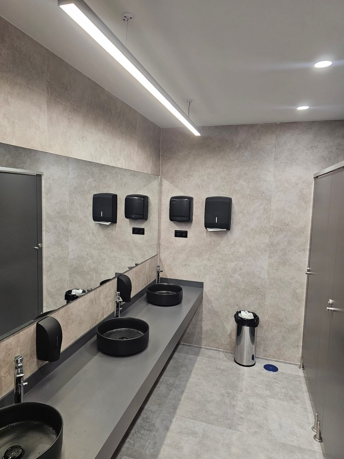 Baño reformado con revestimiento de gran formato
