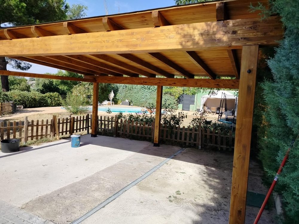 Pérgola de madera junto a piscina